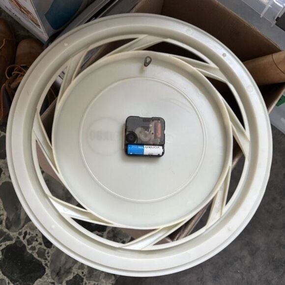 HandyPro Turbo Hubcap 1990’s Wall Clock *Works* - Picture 4 of 5